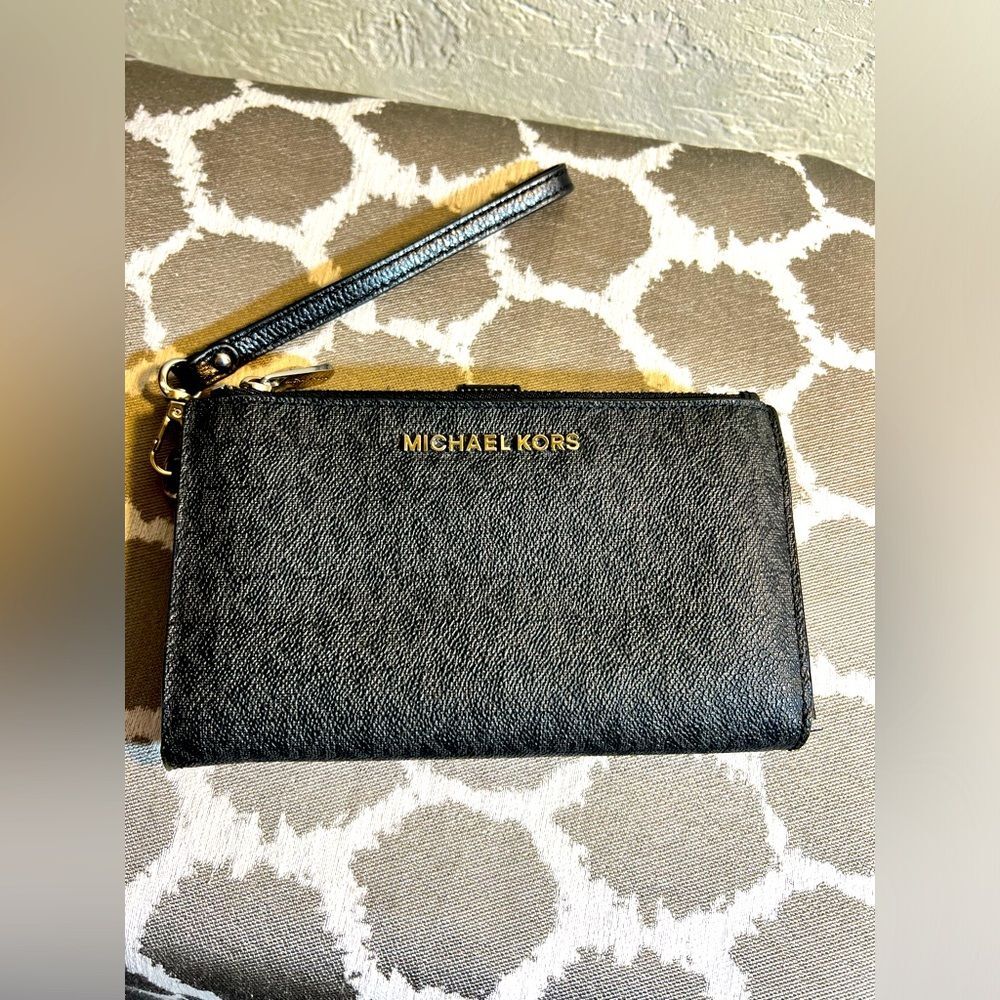 Michael Kors Jet Set wristlet,excellent condition, like new. Signature logo, blk